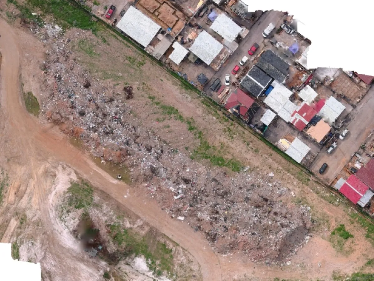 Ortomosaico del mismo terreno el 6 de abril, con residuos acumulados junto a las casas