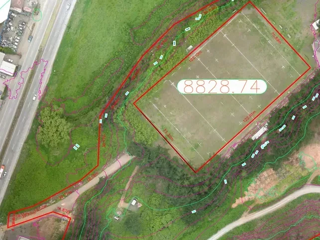 Plano topográfico sobre ortomosaico: deslinde de la cancha, curvas de nivel cada 2 y 10 metros y superficie