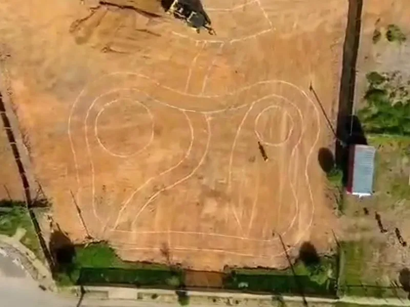 El mismo terreno antes de construir, con el diseño de la plaza trazado con cal