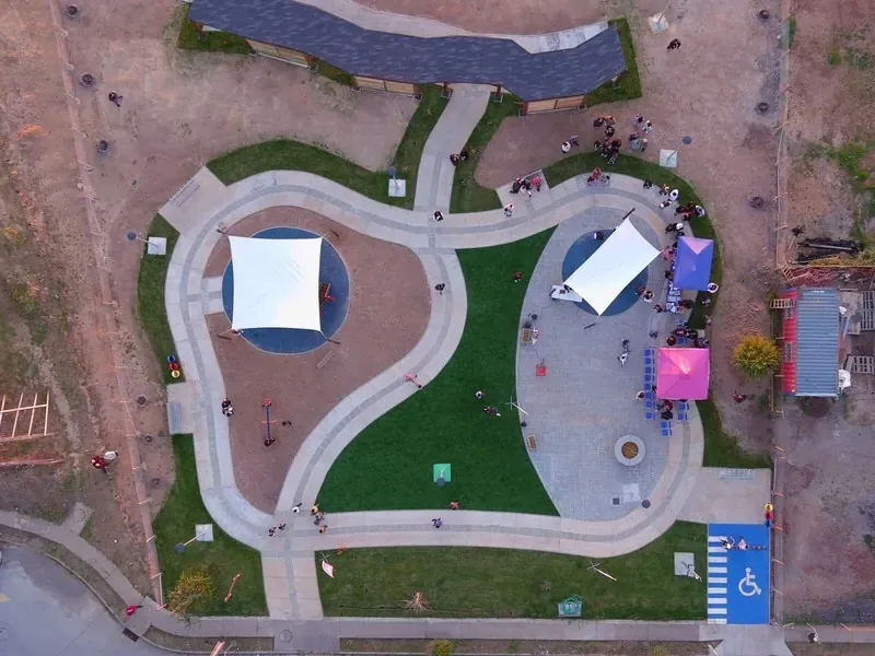Plaza Lomas del Sol terminada, vista cenital desde el dron