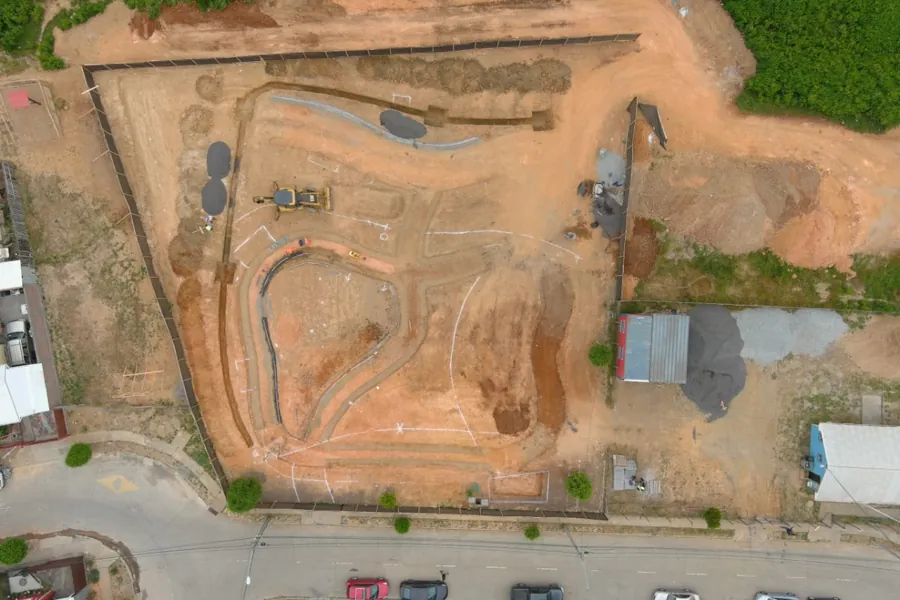 Excavación de los senderos siguiendo el trazado, vista desde el dron