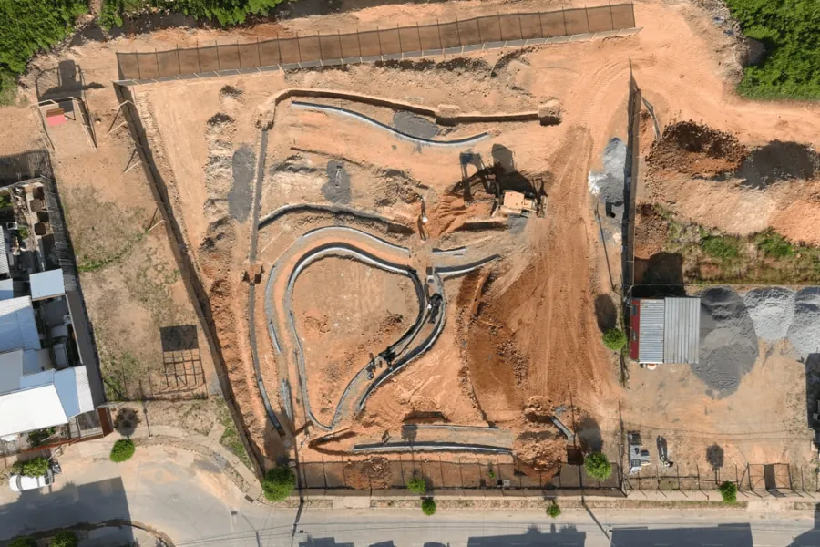 Soleras y moldajes de los senderos instalados, vista desde el dron