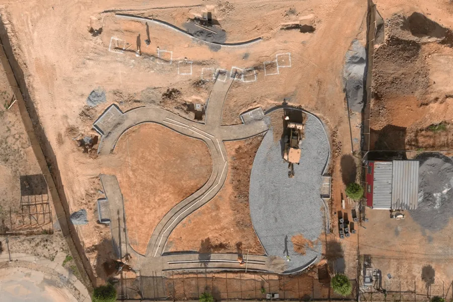 Bases de los senderos y de las áreas de juego, vista desde el dron