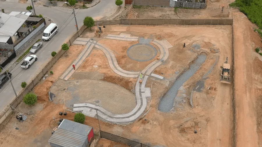 Senderos de hormigón terminados antes del paisajismo, vista desde el dron