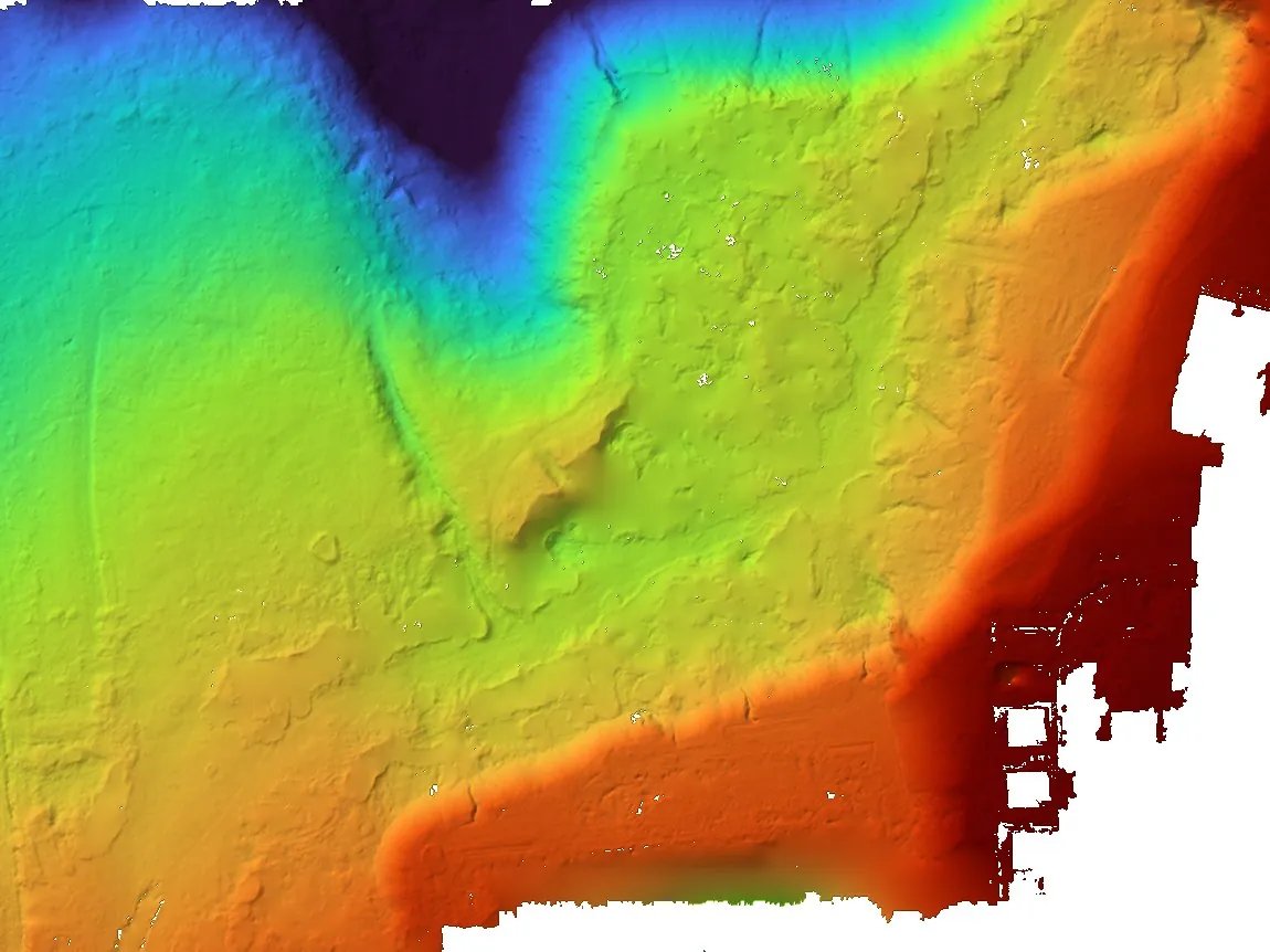 Modelo digital de superficie del vuelo inicial, con colores por altura