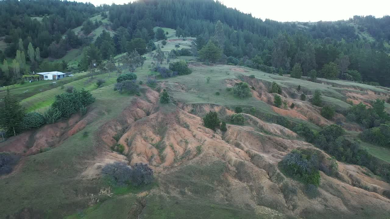 Vista de dron sobre suelo con erosión