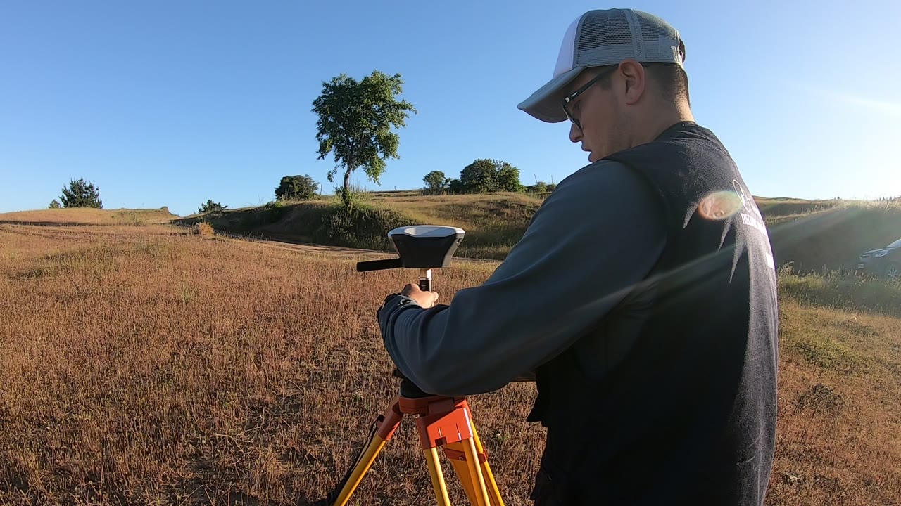 Operador de Recutec instalando el receptor GPS RTK sobre trípode en terreno